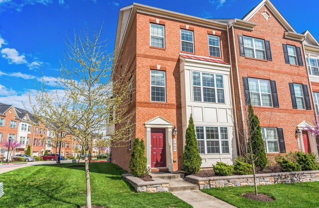 Spacious 4-bedroom townhome in charming Elkridge with WiFi, AC/Outdoor Playarea
