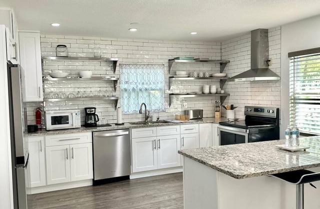 Spacious 4-bedroom vacation house with WiFi and AC in welcoming Lake Mary