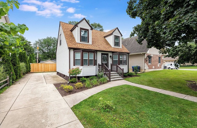 Spacious 4-bedroom vacation home just 1 mile walk to Town and River!