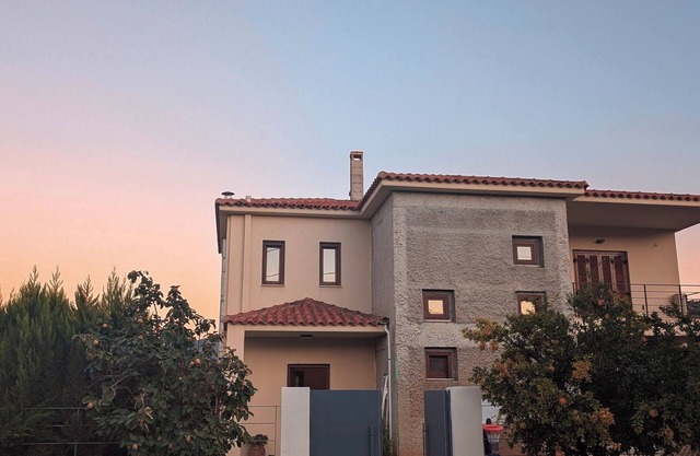 Spacious 4-Bedroom Villa with Garden - Family-Friendly, Near Akrata Beach