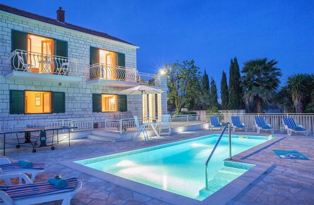 Spacious 4-BR Villa for 8, close to beaches, with private pool