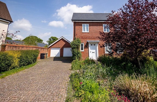 Spacious 4BD Home with Patio garden, BBQ and Parking