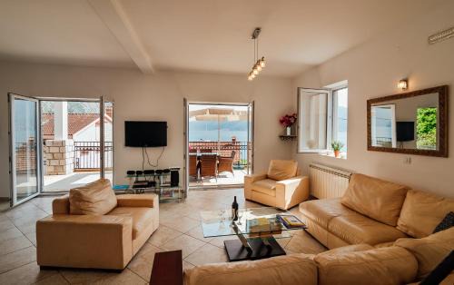 Spacious 4BR Beach House, Fantastic Sea Views