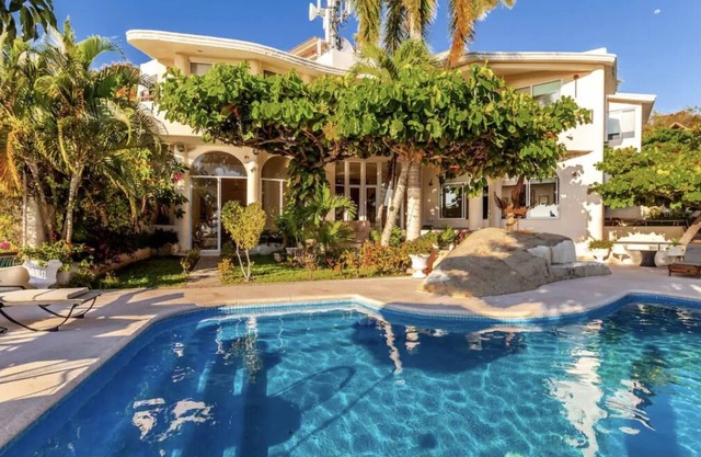 Spacious 5-bedroom villa in fabulous Acapulco de Juárez with WiFi, Pool, Chef!
