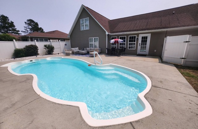 Spacious 5-bedroom Beach Retreat W/Private Pool