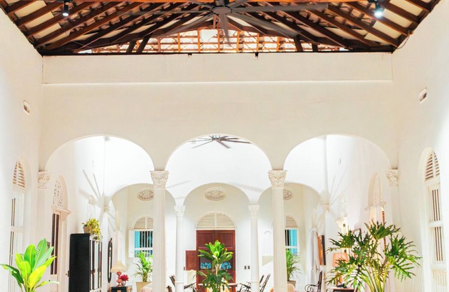 Spacious 5-bedroom colonial house with WiFi, private pool and jacuzzi bbq Area