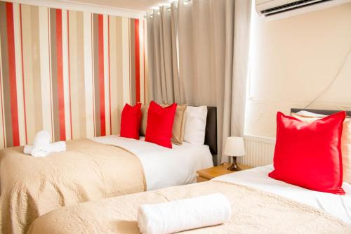 Spacious 5-Bedroom Home - Sleeps 11 & Free Parking