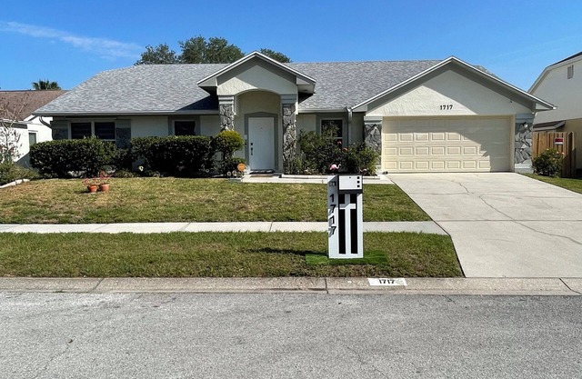 Spacious 5 bedroom home with WiFi and air conditioning in charming Brandon.