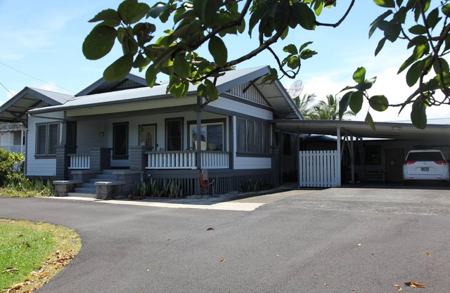 Spacious 5-bedroom house in enchanting Hilo with AC