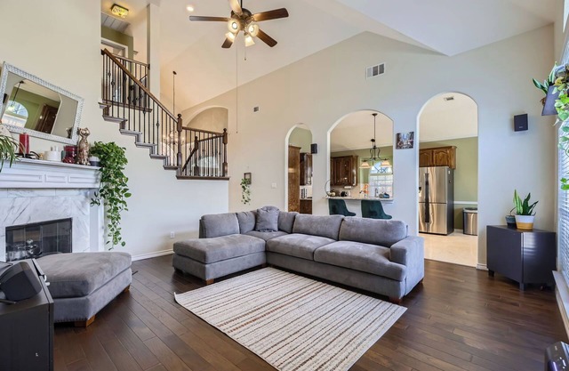 Spacious 5-bedroom house with WiFi, fitness room, comm pool