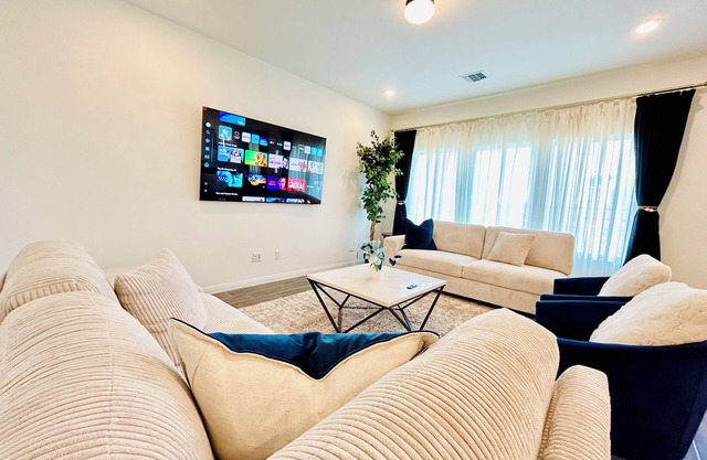 Spacious 5-bedroom house with WiFi and AC in delightful Manor