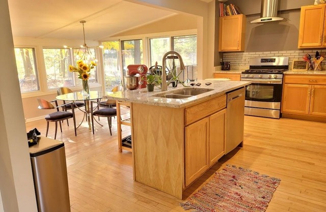 Spacious 5-bedroom house in awesome Mequon with WiFi, fitness room