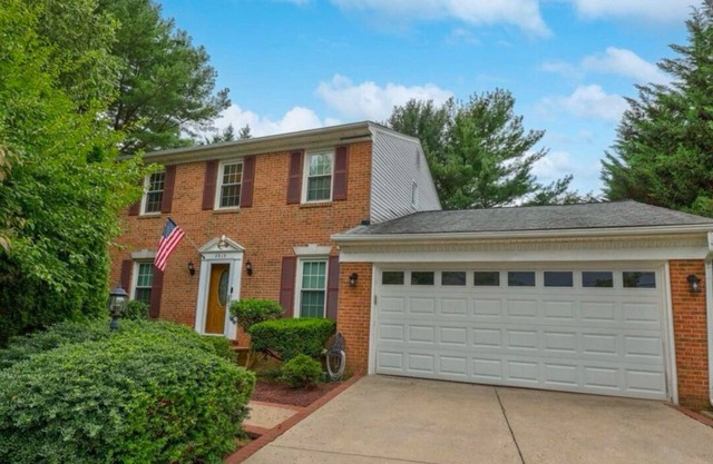 Spacious 5-bedroom house in lovely Tysons with AC, Pool table, WiFi