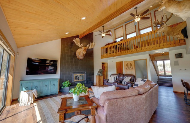 Spacious 5-bedroom House with WiFi and Central AC in Quiet Flora Vista