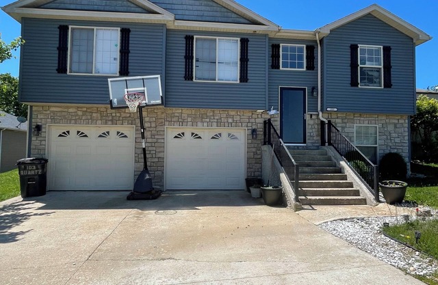 Spacious 5-bedroom house with WiFi, AC in fantastic Saint Robert
