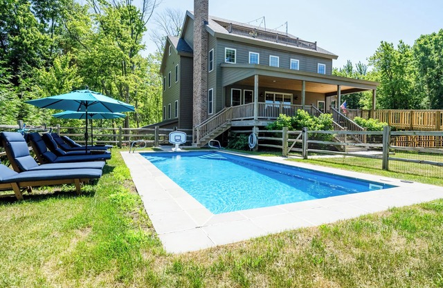 Spacious 5 bedroom home with hot tub - heated pool, great golf nearby, & more!