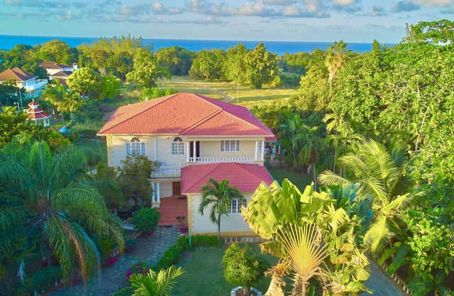 Spacious 5 Bedroom Villa, Centrally Located, Near Beach.