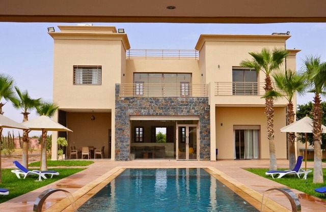 Spacious 5-bedroom villa in enchanting Marrakech with AC