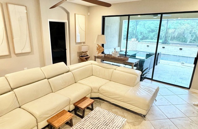 Spacious 5-br, 3ba house in Wesley Chapel with AC, WiFi & pool