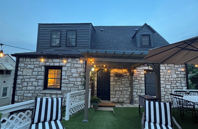 Spacious 5 BR Dutch Cottage in Historic Downtown Frankfort on Bourbon Trail.