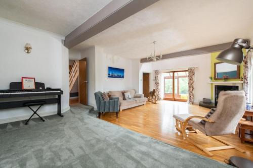 Spacious 5BR Home in Redditch