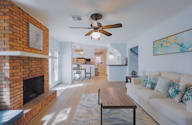 Spacious 5BR Home - Near Energy Corridor - Sleeps 14 - Pet friendly