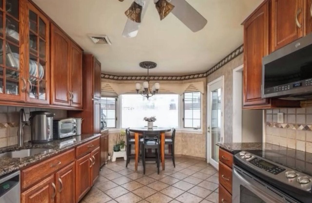 Spacious 5BR Home Sleeps 10 Near NYC & Long Island Beaches