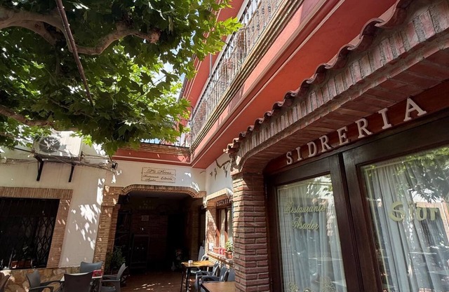 Spacious 6-bedroom hotel in charming Ventas del Baño with WiFi.Bodega
