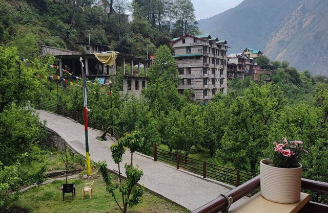 Spacious 6-bedroom house with AC, WiFi in charming Sajla, Manali Road