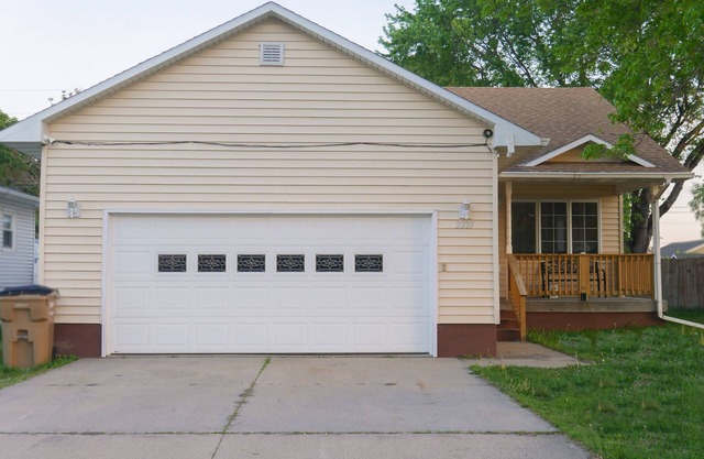 Spacious 6-bedroom house in Grand Island. Centrally located home.