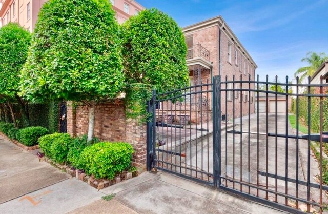 Spacious 6-bedroom condo in the historic Garden District for the Super Bowl!