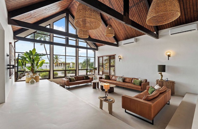 Spacious 6-bedroom Villa with Pool. Sleeps 15