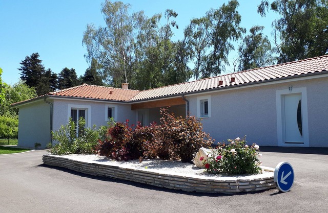 Spacious 6-person gîte in a quiet, leafy setting.