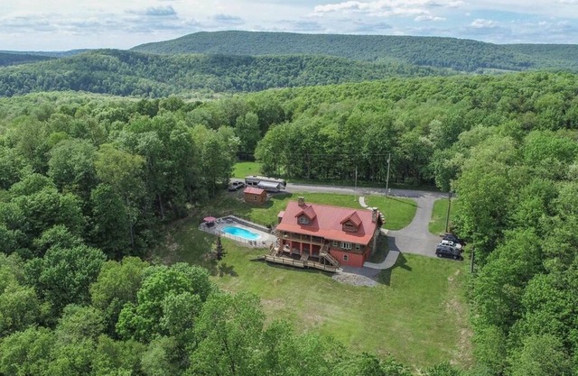 Spacious 6BR Log Cabin Retreat - Pool, Hot Tub, Stunning Mountain&Foilage Views