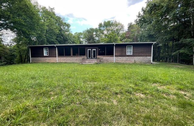 Spacious 7-bedroom cabin in charming Clifton with WiFi, AC