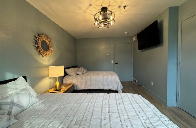 Spacious 7-bedroom house in charming Green Lake near Golf Course and Downtown