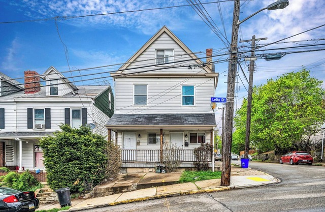 Spacious 8 Bed House! Triple King Bed - 3 Stories!