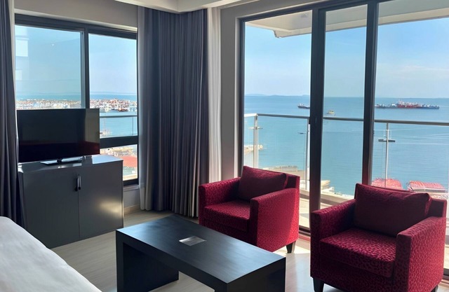 Spacious 8-bedroom apartment with WiFi, AC in charming Istanbul