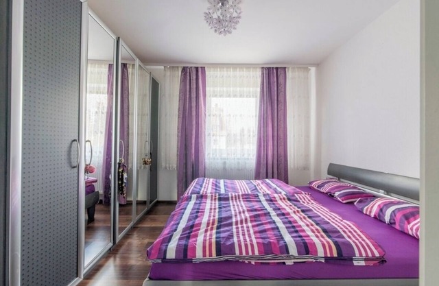 Spacious 8-bedroom house in wonderful Hannover with WiFi near the fair.