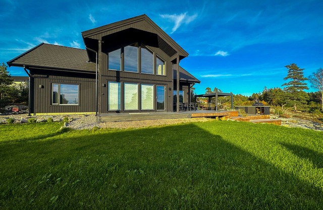 Spacious and modern villa with spectacular sea views