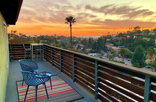 Spacious and airy Silverlake Treehouse with sweeping views.