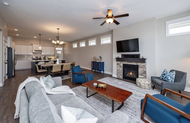 Spacious and clean 4-bedroom townhome in Urbandale with fitness room, WiFi