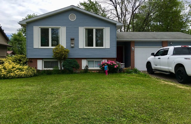 Spacious and Cozy Home w/4 Bedrooms/2 Bathrooms, Sleeps 8+
