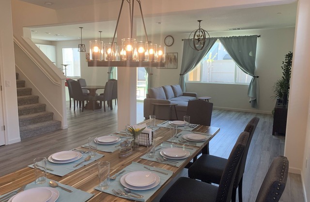 Spacious and luxurious single house in a upscale community 10mins to UC Davis