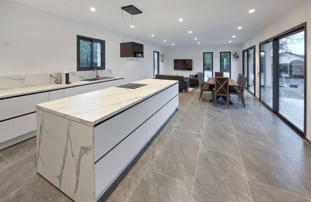 Spacious and modern architect-designed house with pool and large terrace in the Lyon region.
