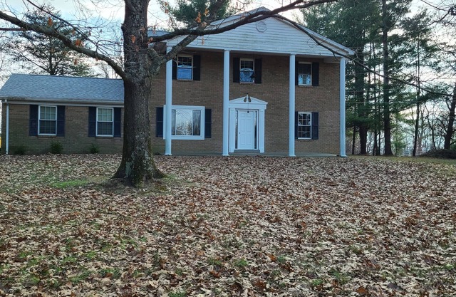Spacious and private home. Located 2 miles from the Creation Museum. Sleeps 14.