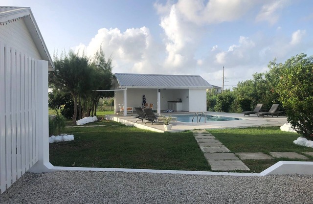 Spacious and quiet home w/pool - 5 minutes to the beach