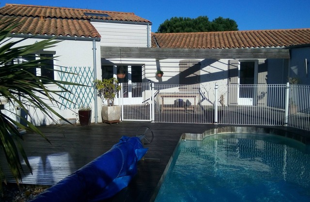 Spacious and quiet house with heated pool in Angoulins
