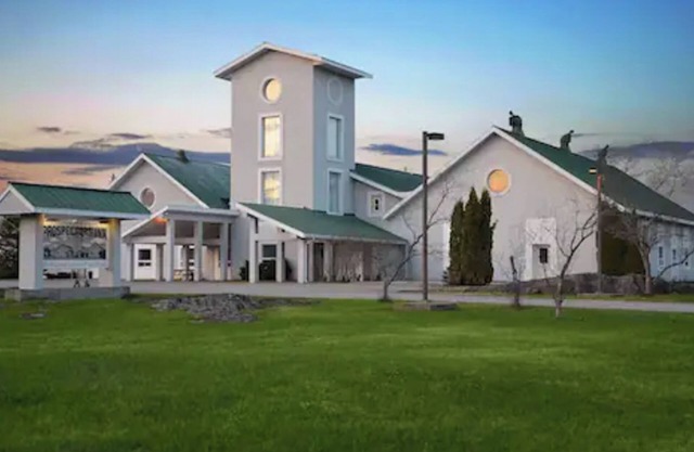 Spacious and spotless two-bedroom suite with full kitchen and livingroom.