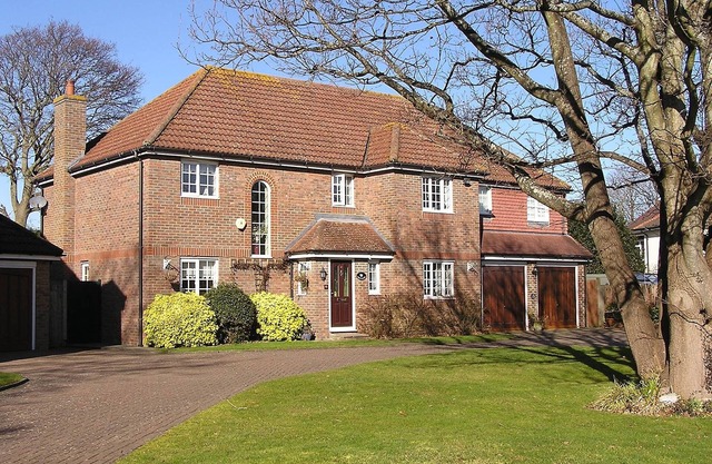 Spacious Apartment In The Heart Of The South Of England